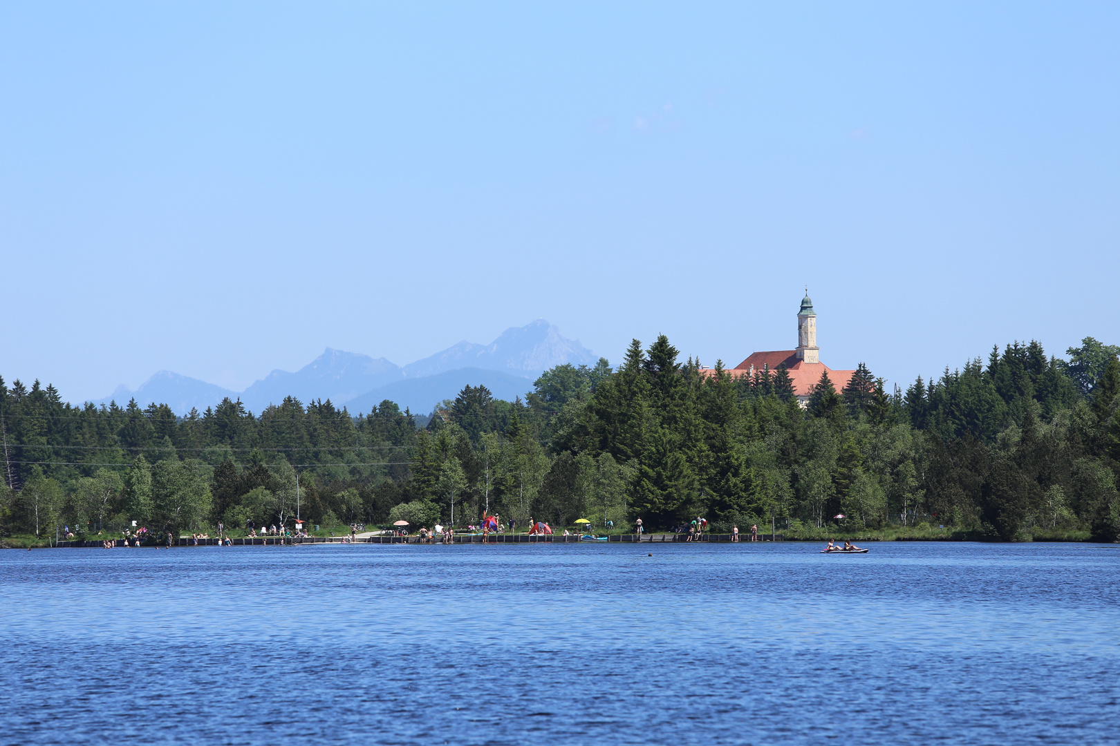 Kirchsee mit Kloster Reutberg ( Oberbayern )