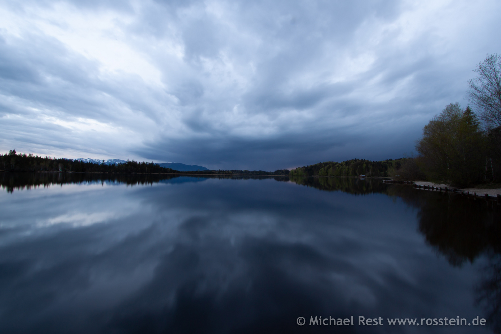 Kirchsee vorm Regen