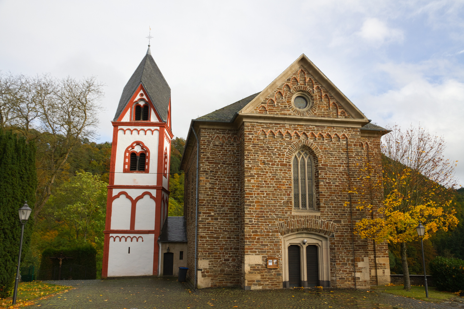 KirchSt. Servatius mit Kaltenborn mit einem staufische Glockenturm