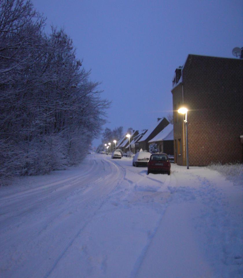 Kirchstrasse in Ossenberg morgens im Schnee 2009