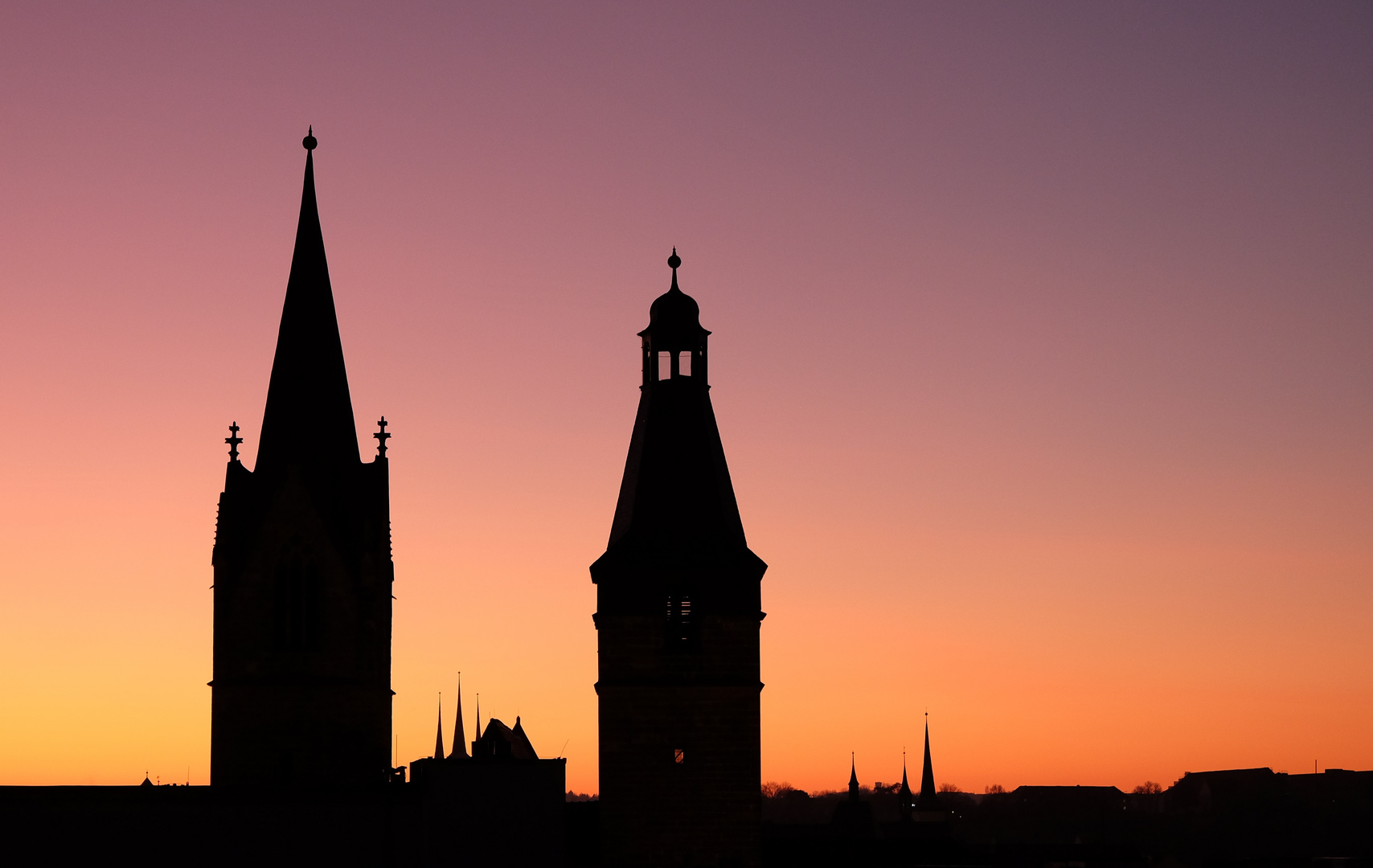 Kirchtürme bei Sonnenuntergang