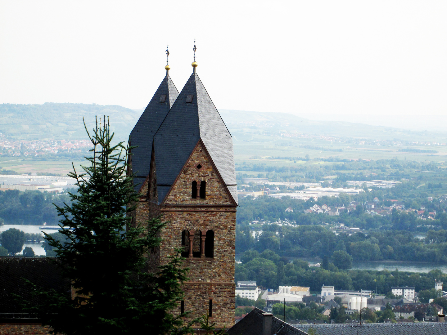 Kirchtürme der Benedektinerinnen-Abtei St. Hildegard Rüdesheim-Eibingen mit Blick auf den Rhein.