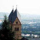 Kirchtürme der Benedektinerinnen-Abtei St. Hildegard Rüdesheim-Eibingen mit Blick auf den Rhein.