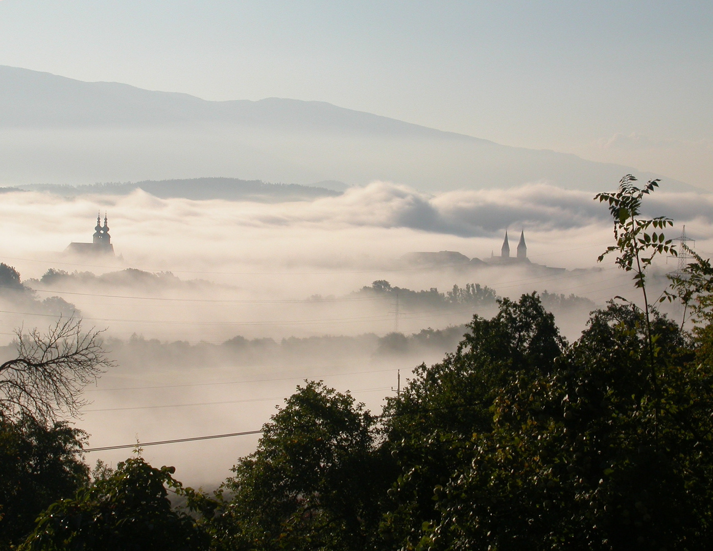 Kirchtürme durchbrechen den Nebel