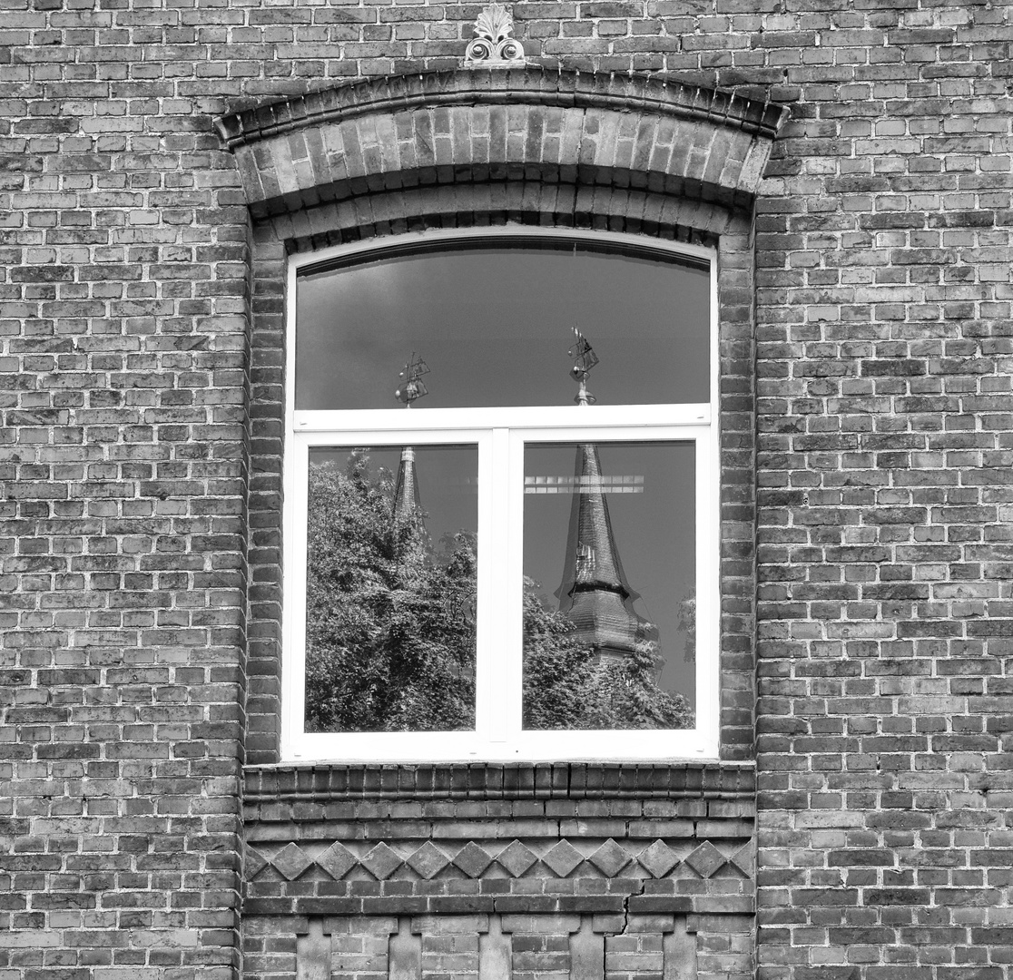 Kirchtürme im Fenster