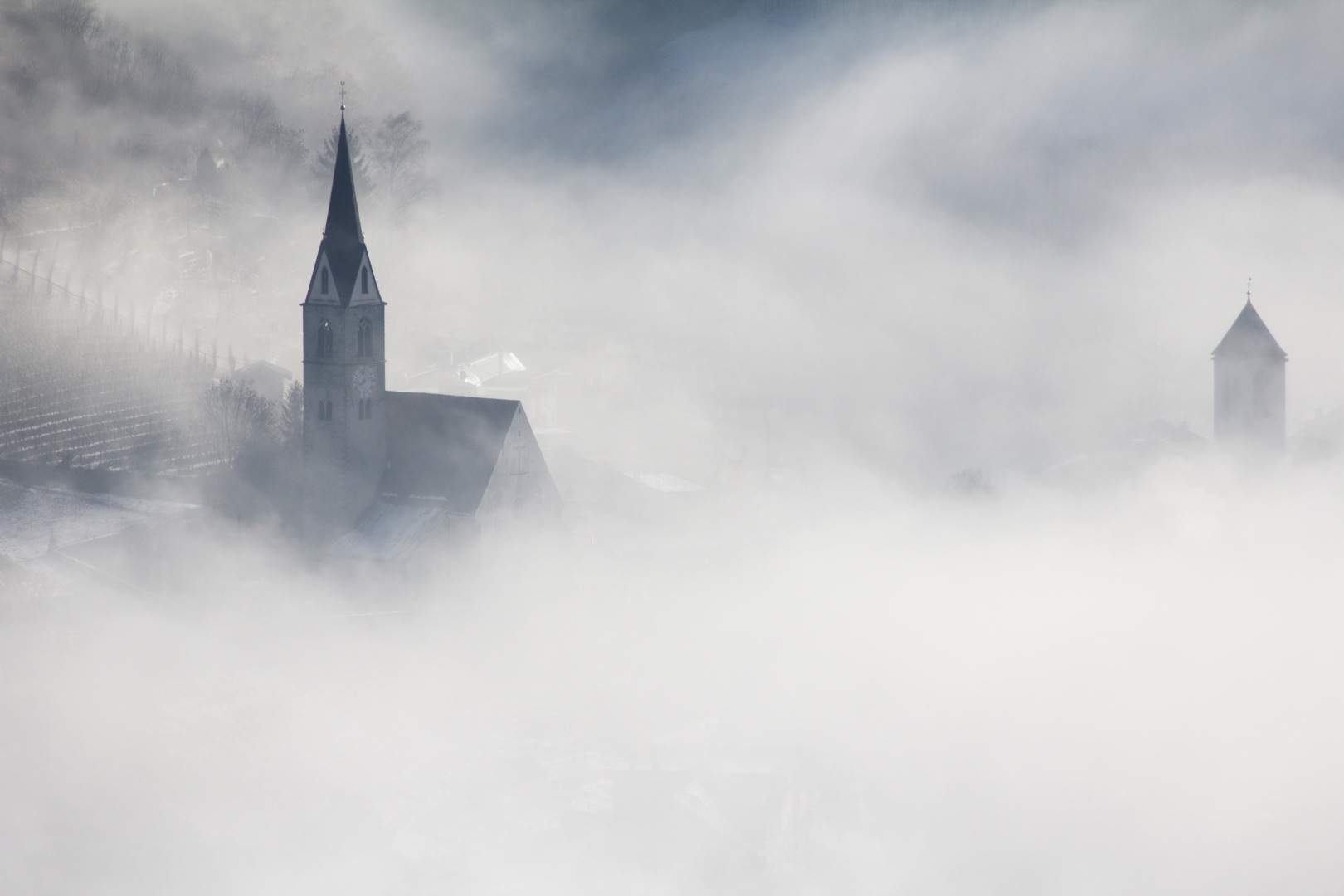 Kirchtürme im Nebel