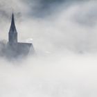 Kirchtürme im Nebel