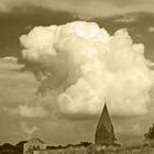 Kirchtum mit Wolken