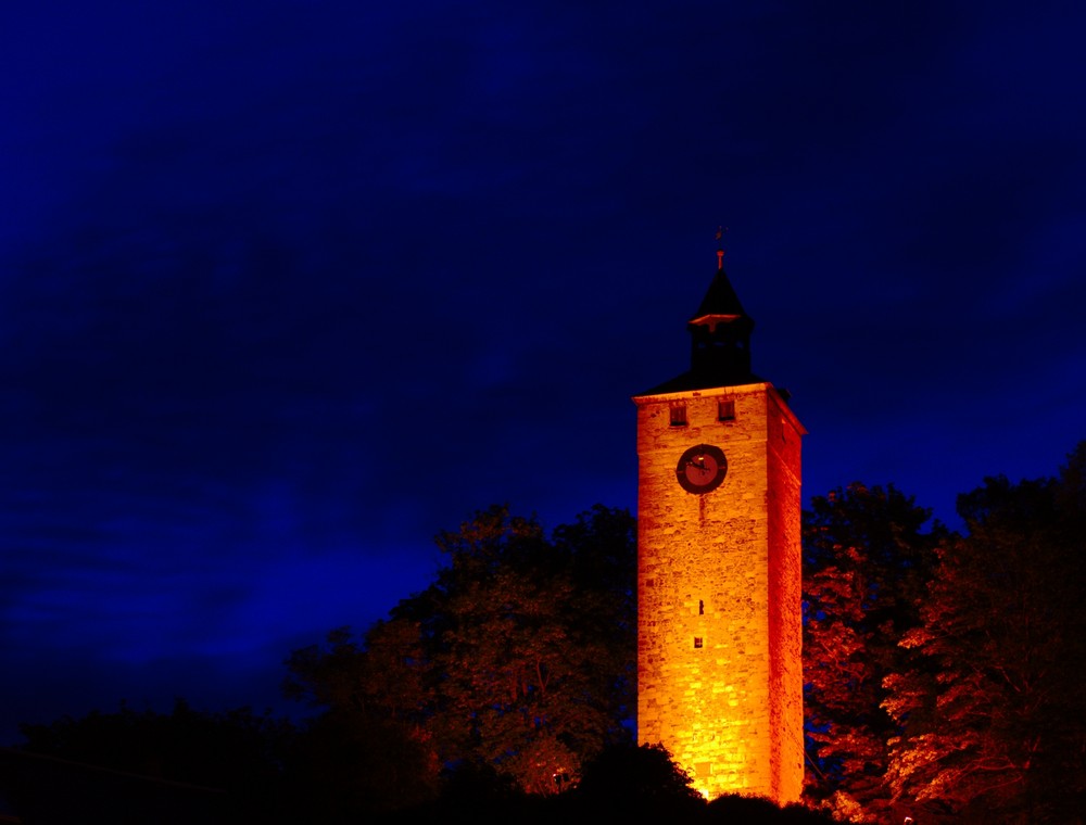 Kirchturm bei Nacht.