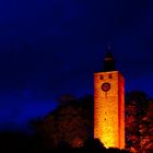 Kirchturm bei Nacht.