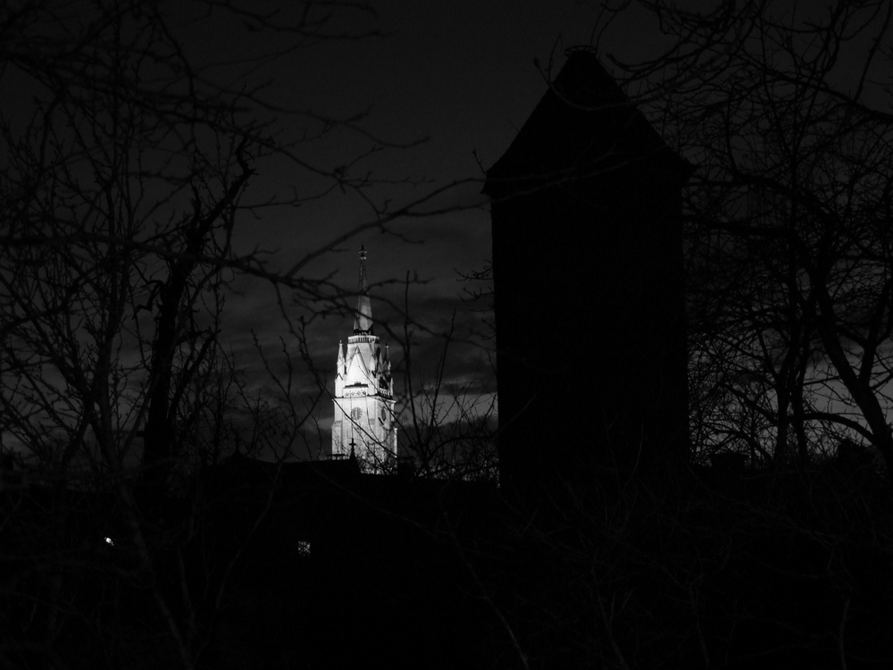 kirchturm bei nacht