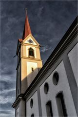 Kirchturm bei untergehender Sonne