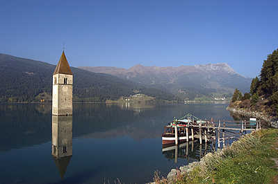 Kirchturm des versunkenen Dorfes Graun im Reschensee