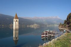 Kirchturm des versunkenen Dorfes Graun im Reschensee