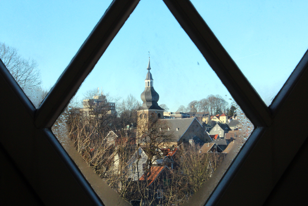 Kirchturm durch Fenster