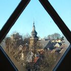 Kirchturm durch Fenster