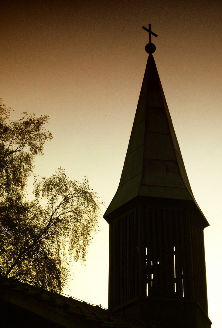 Kirchturm einer kleinen Dorfkirche