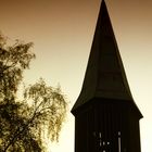 Kirchturm einer kleinen Dorfkirche