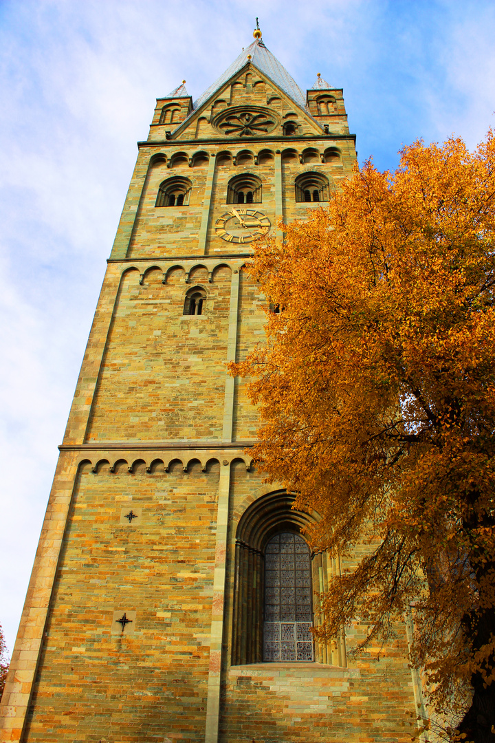 Kirchturm Erwitte im goldenen Herbst