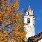 Kirchturm herbstlich geschmückt