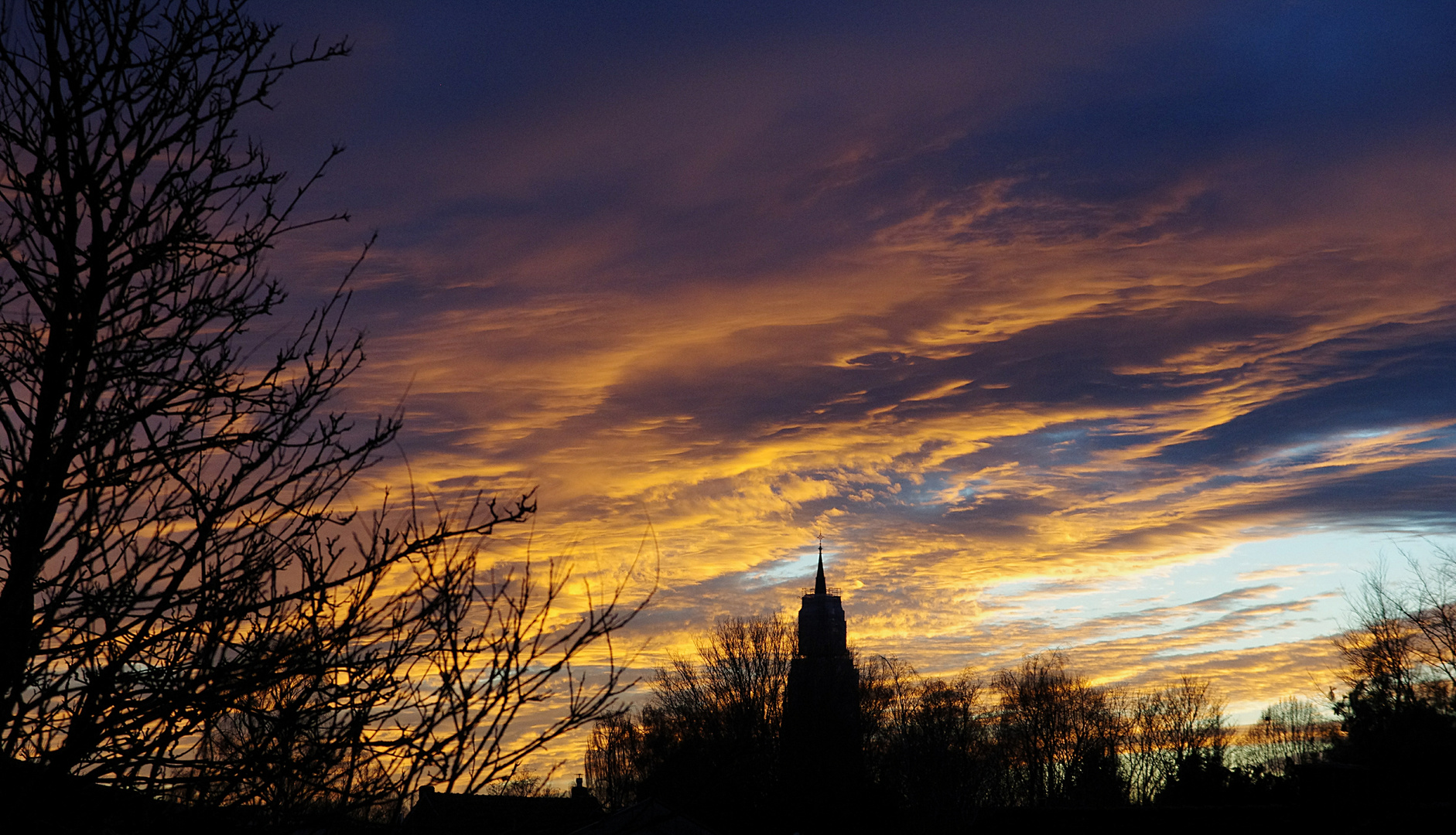 Kirchturm im Abendlicht