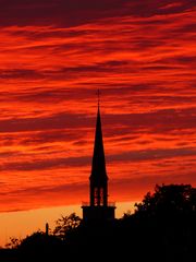 Kirchturm im Abendrot