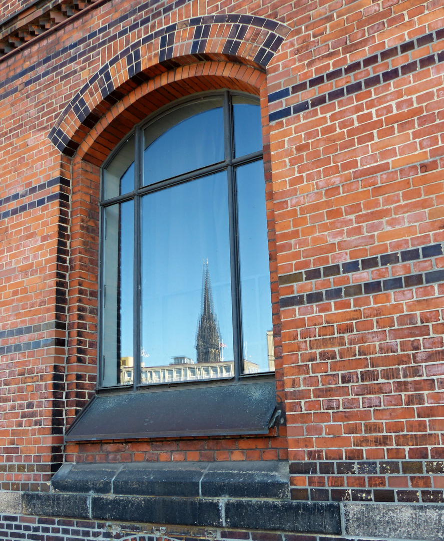 Kirchturm im Fenster