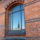 Kirchturm im Fenster