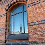 Kirchturm im Fenster