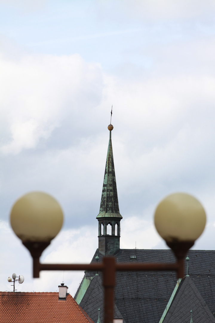 Kirchturm im Fokus von zwei Leuchten