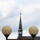 Kirchturm im Fokus von zwei Leuchten