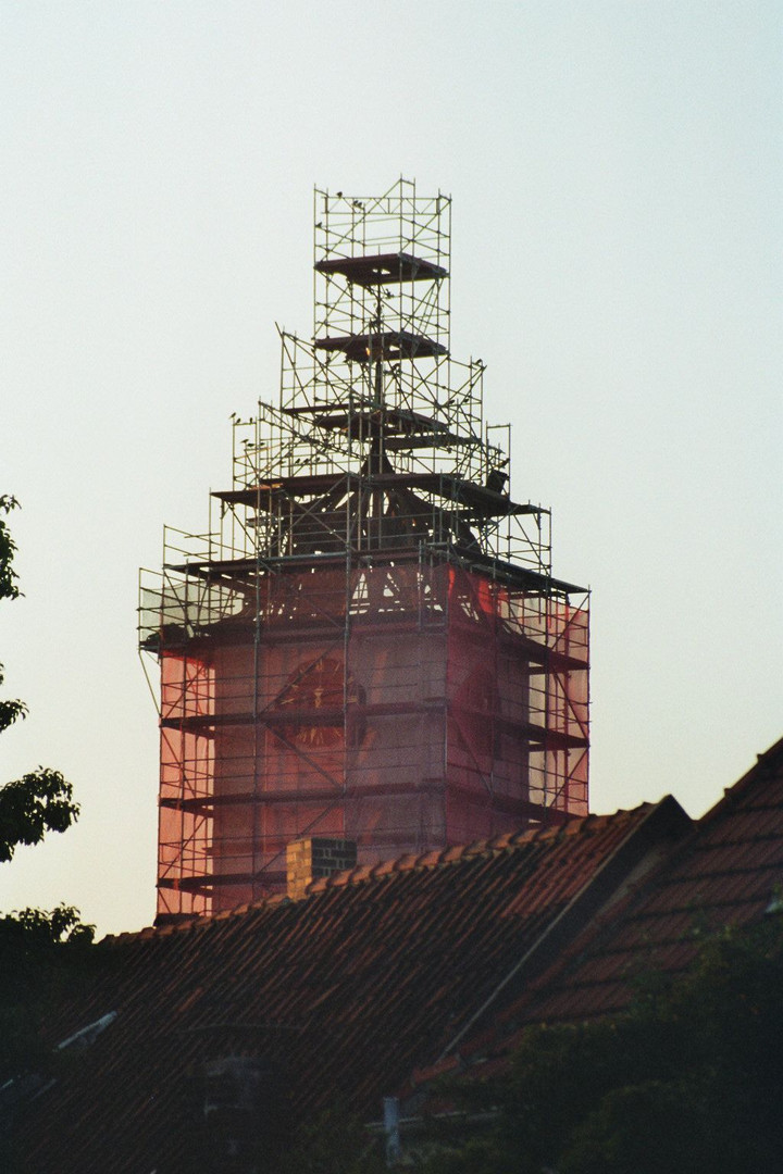 Kirchturm im Gerüst