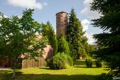 Kirchturm im Grünen