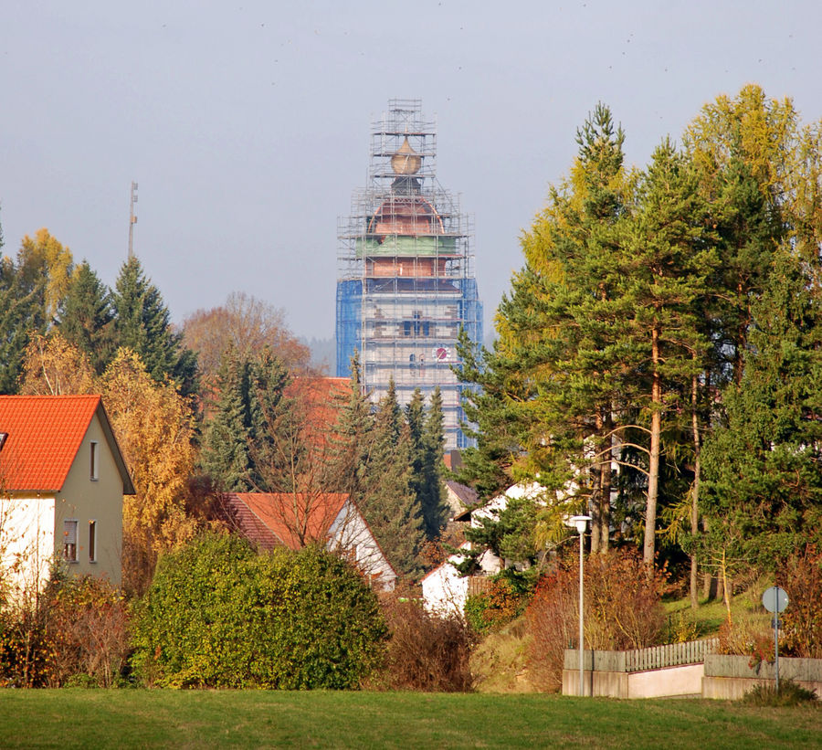 Kirchturm im Herbst