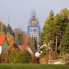 Kirchturm im Herbst