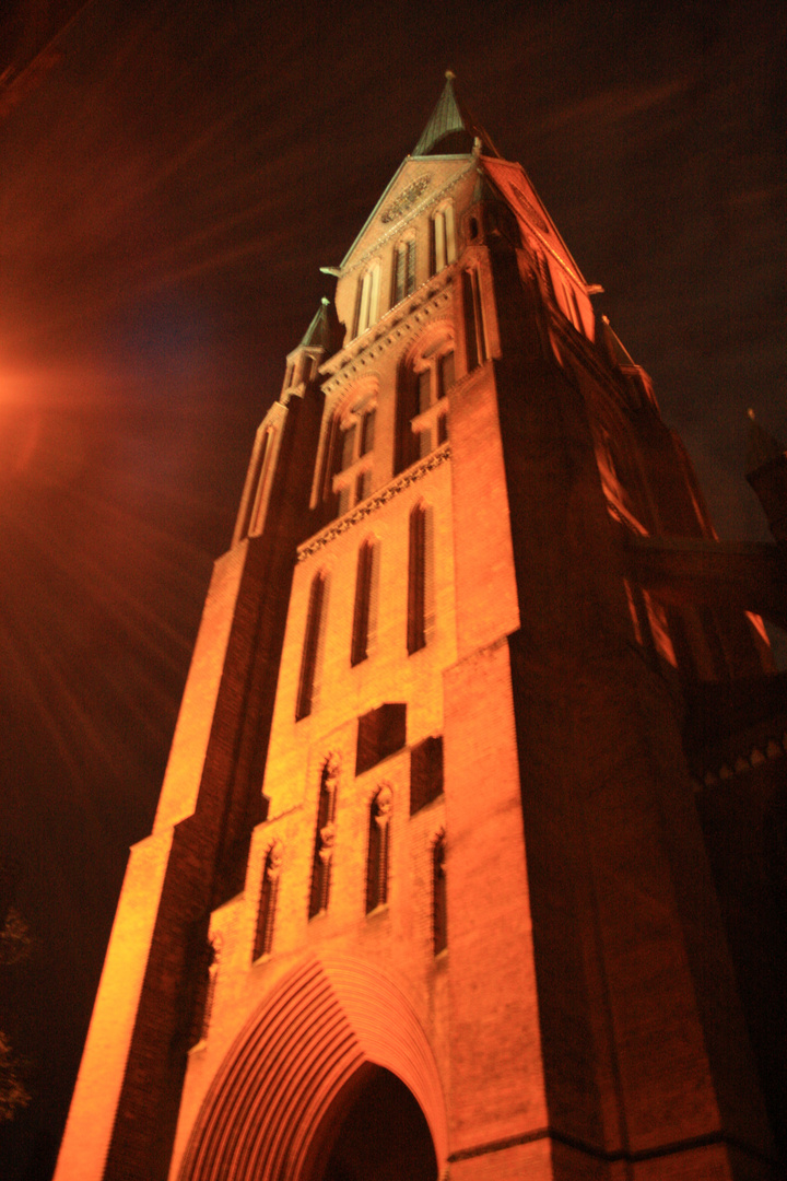 Kirchturm im Mondlicht