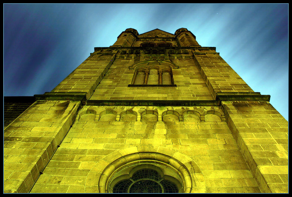 Kirchturm im Mondschein