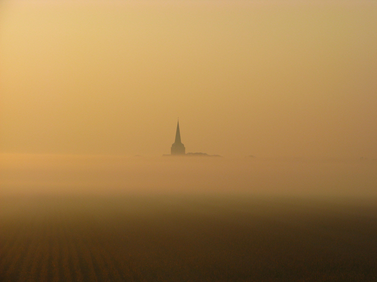 Kirchturm im Morgennebel