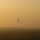 Kirchturm im Morgennebel