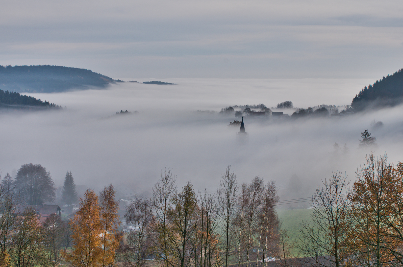 Kirchturm im Nebel