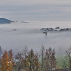 Kirchturm im Nebel