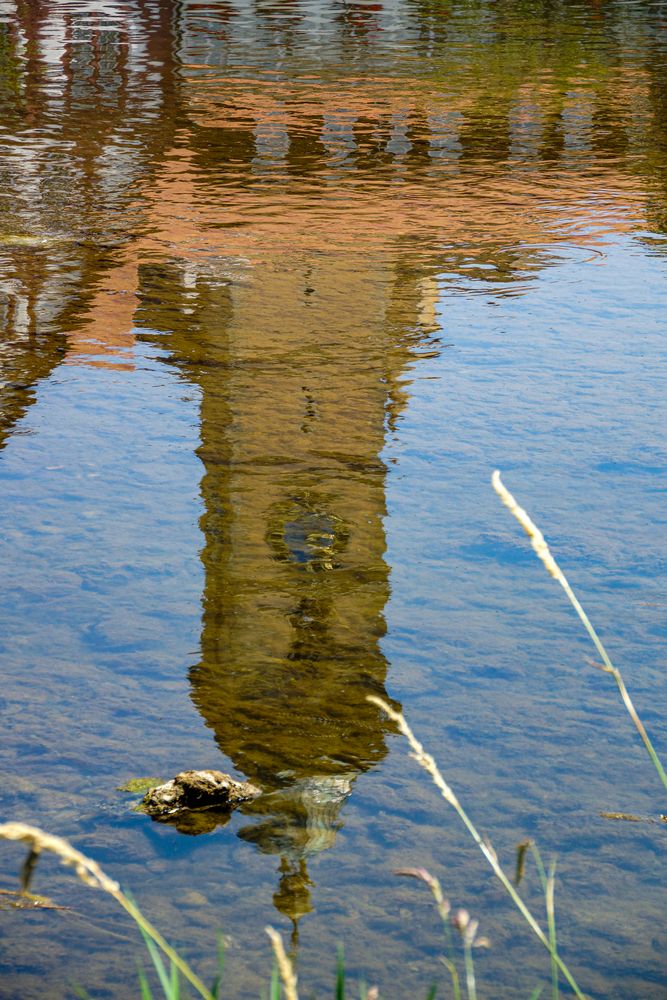 Kirchturm im Neckar