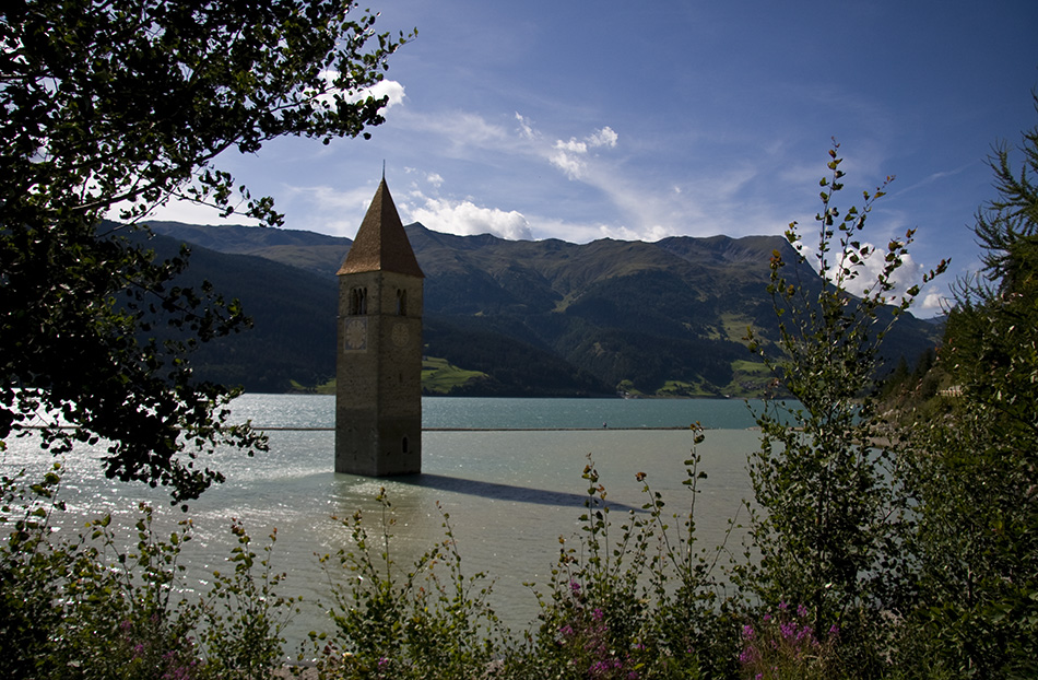 Kirchturm im Reschensee (andere Perspektive)