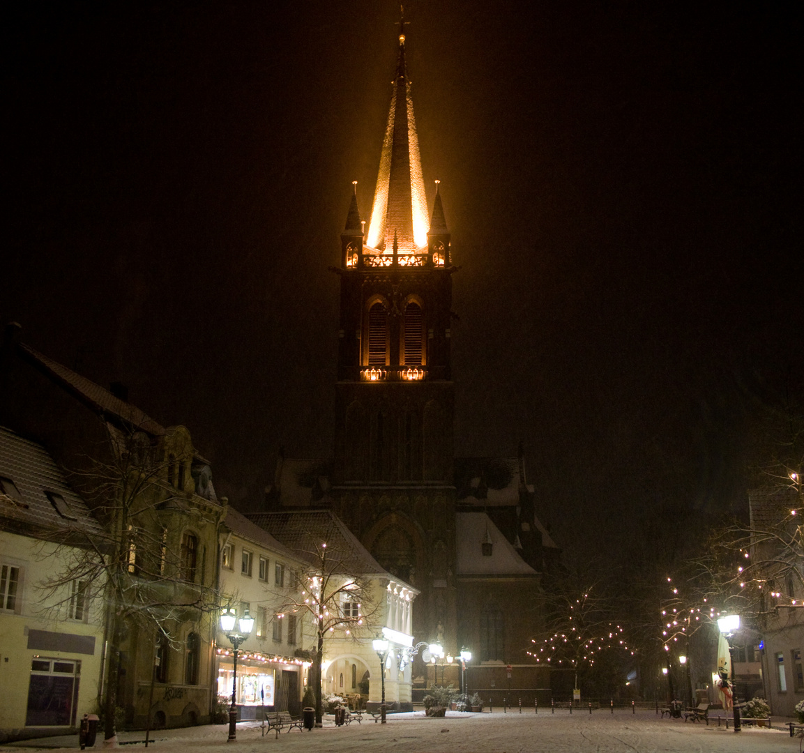 Kirchturm im Schnee