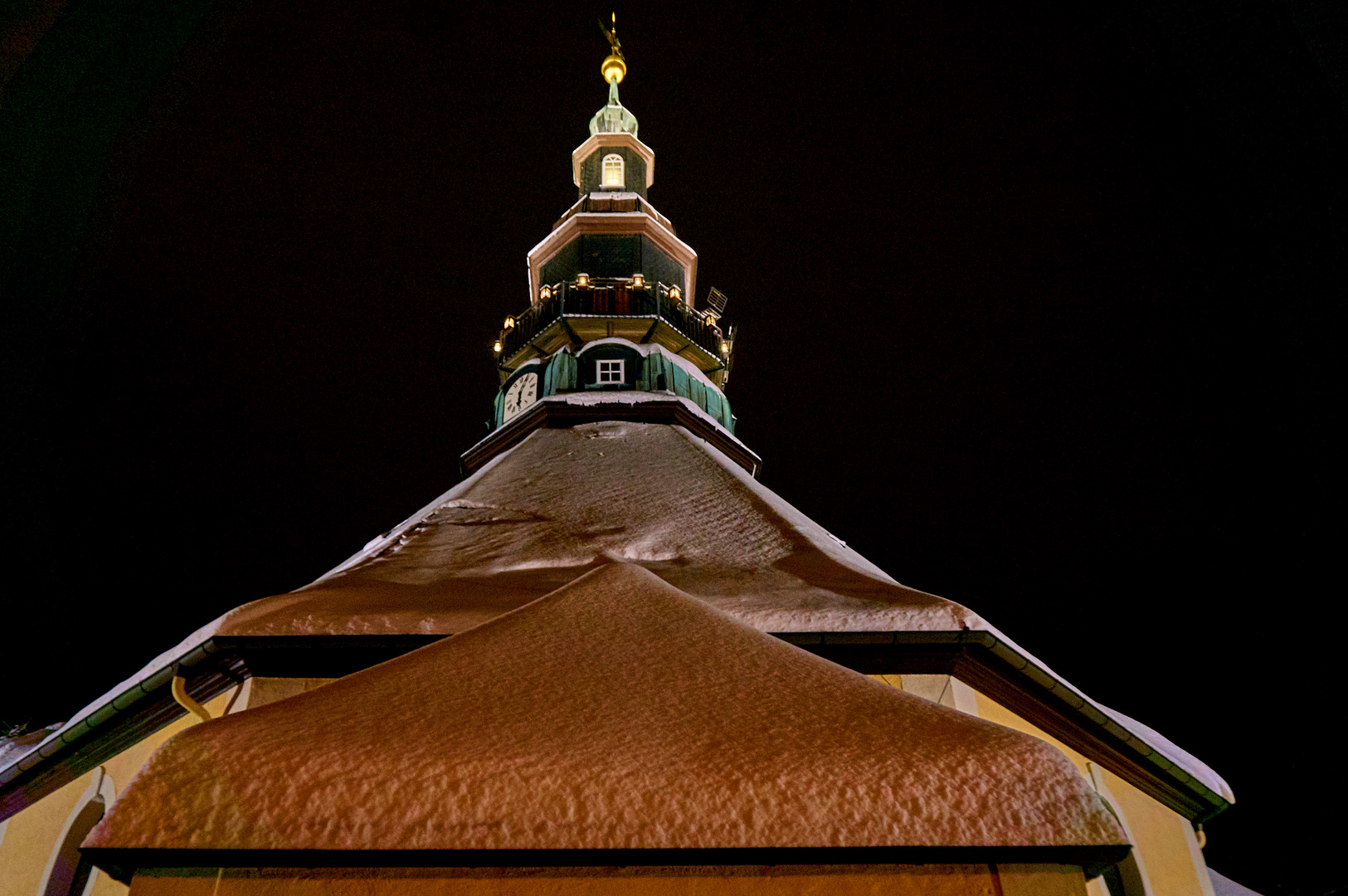 Kirchturm im Schnee