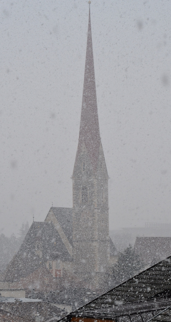 Kirchturm im Schnee