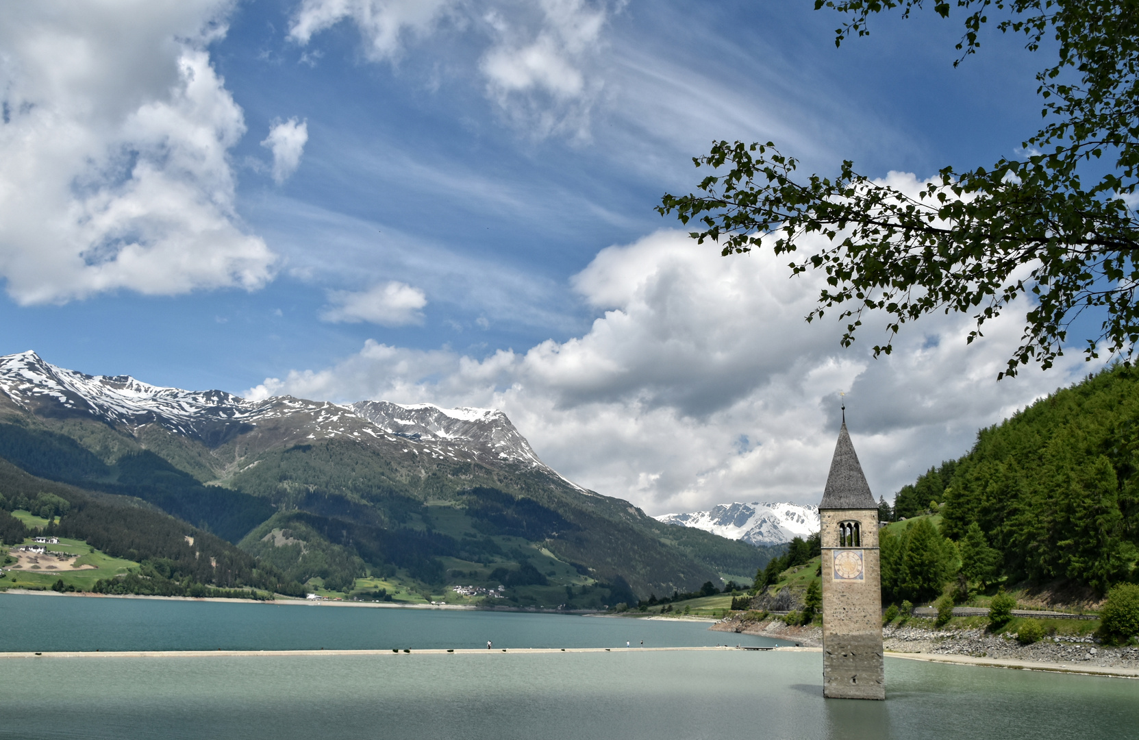 Kirchturm im See!