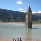 Kirchturm im See