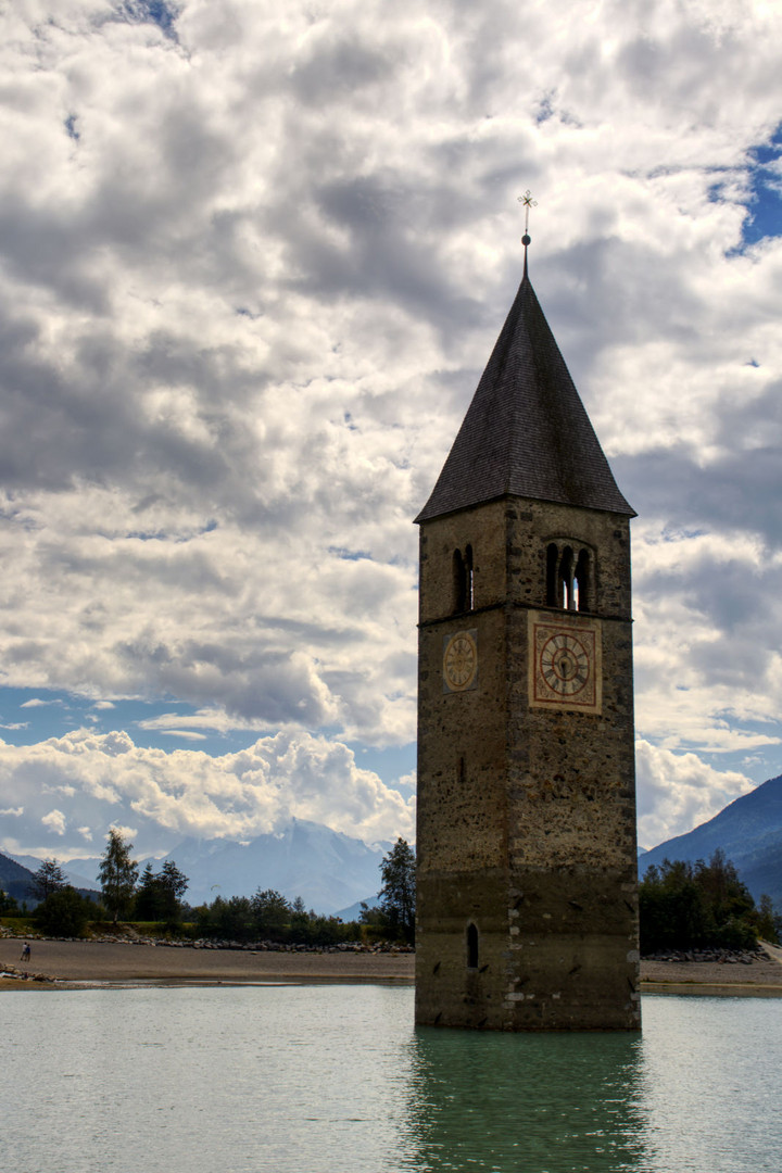 Kirchturm im See