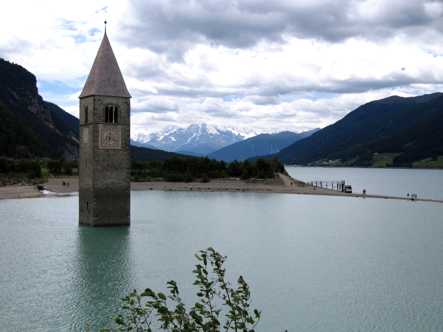 Kirchturm im See im Sommer